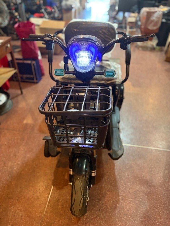 Triciclo Eléctrico Negro con Canasto Frontal y Trasero
