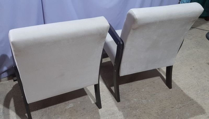 Sillas de Madera con Tapijeadas y Detalle en Asiento - imagen 3