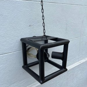 Lote de 3 Veladores Industriales en Hierro Negro: Pie y Apliques Cubo - imagen 2