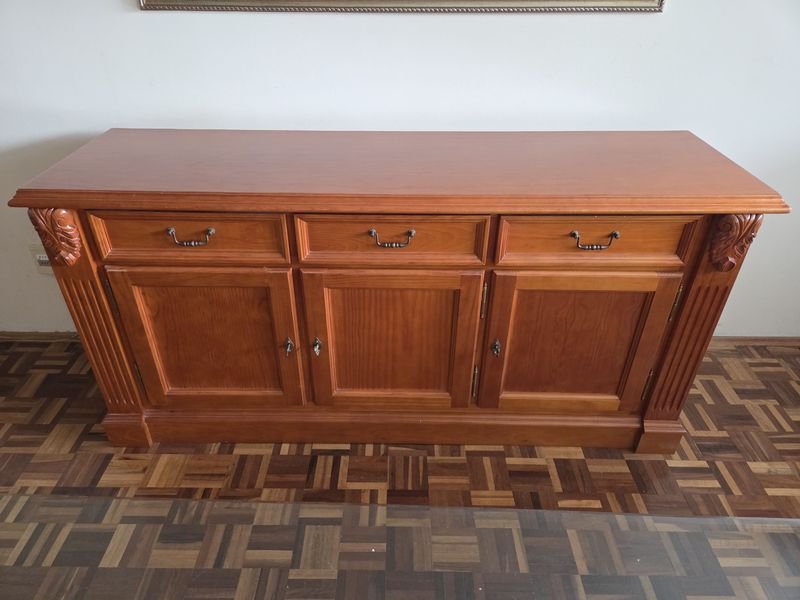 Aparador de madera con detalles tallados - imagen 4