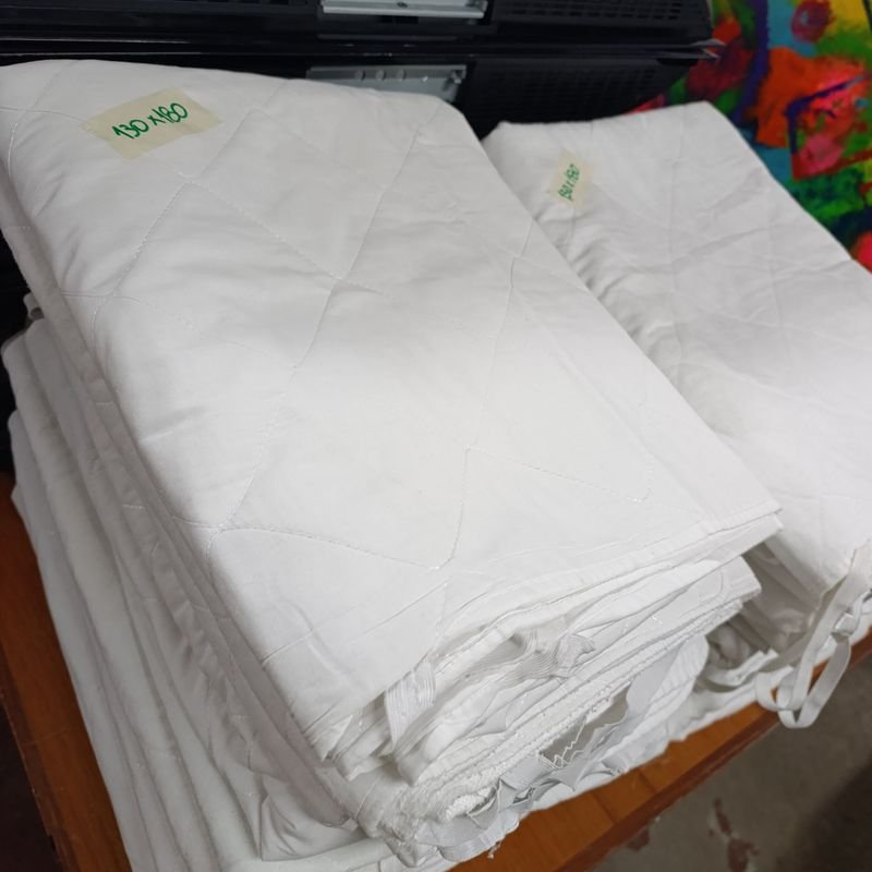 Protectores Cubre Colchón Capitoneados Blancos 1.30m x 1.80m con Elásticos