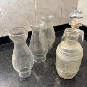 Lote de 7 Artículos de Vidrio: Centro de Mesa, Florero, Botellones y Tubos - imagen 2