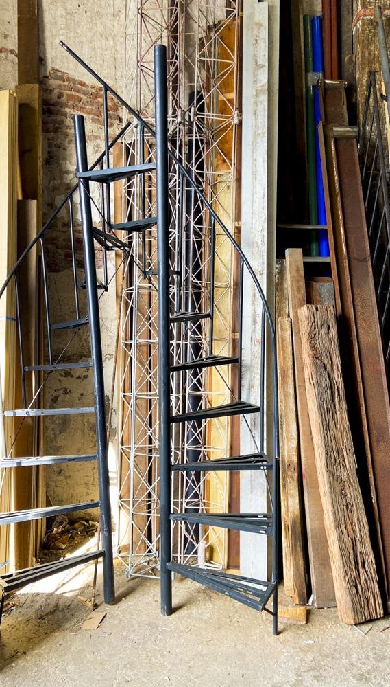 Escalera Caracol de Metal Negra con 9 Escalones y 248 cm de Altura