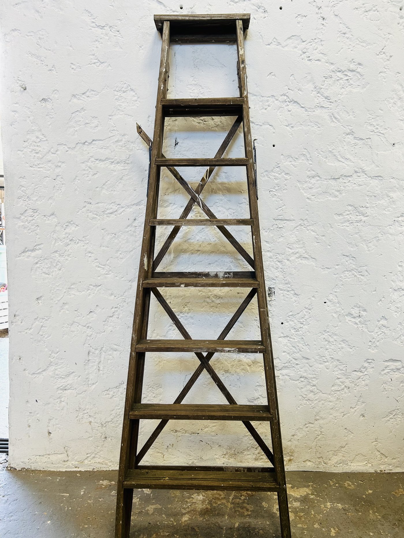Lote #037 – Escalera en madera plegable siete escalones