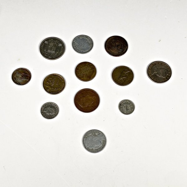 Lote de Doce Monedas Varias de Colección - imagen 1