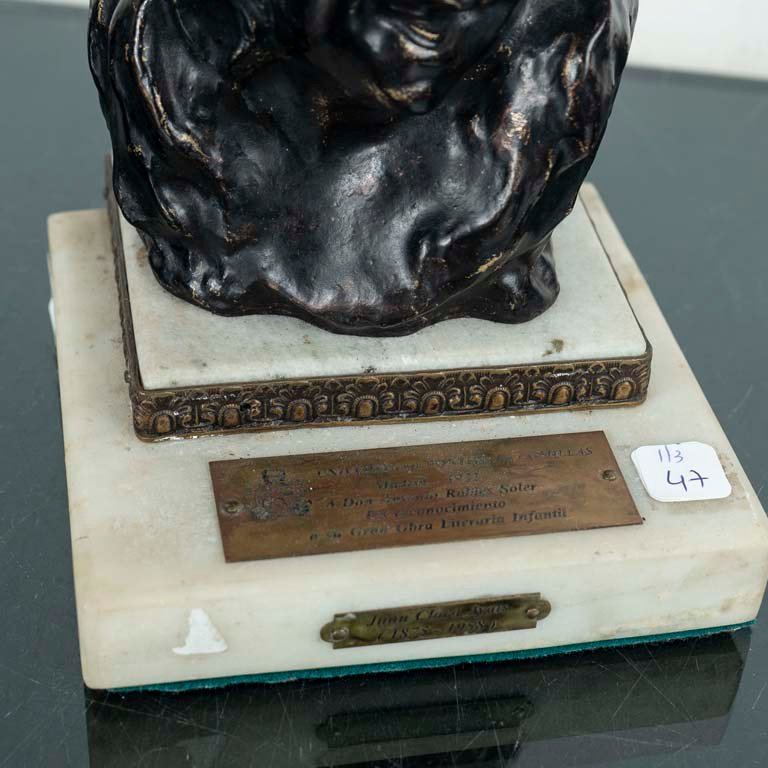 Figura de bronce con chapa "Juan Clará Ayats" sobre base de granito - imagen 2
