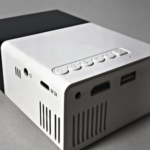 Proyector LED Multimedia Compacto Blanco y Amarillo - imagen 4