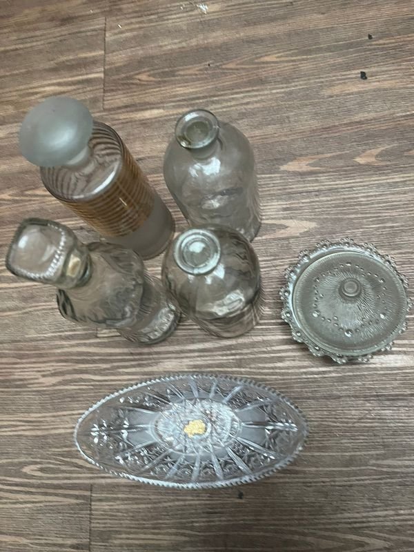 Vajilla de cristal con decanters y platos - imagen 4
