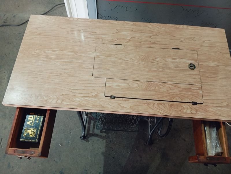 Máquina de coser en buen estado y funcionamiento con sus accesorios y manuales - imagen 4