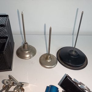 Lote de Artículos de Oficina: Clips, Sujeta Papeles y Organizador - imagen 2
