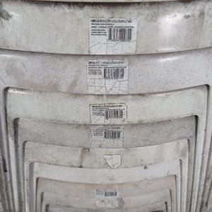 Lote de 16 Sillas Apilables de PVC Blancas y Negras - imagen 3