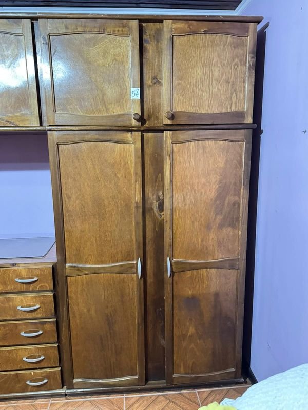 Lote anterior: Ropero de madera de 4 puertas