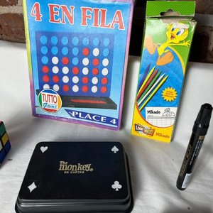 Lote de Juegos de Mesa: 4 en Línea, Mikado, Cubo Rubik y Naipes - imagen 2
