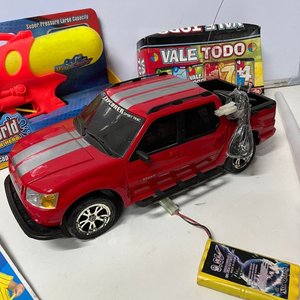 Lote de Juguetes: Camioneta Ford a Batería, Pistola de Agua, Espada, Yoyó y Juego de Cartas - imagen 2