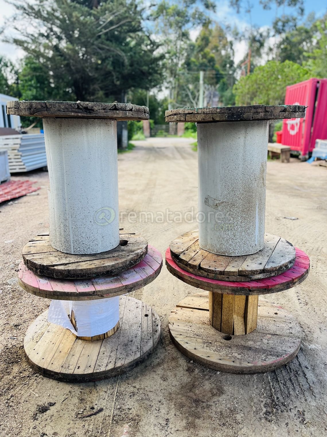 Dos Carreteles de Madera y Metal para Cables
