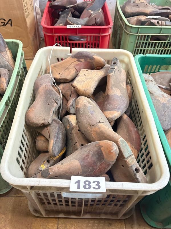 Lote de 30 Hormas Antiguas para Calzado en Madera