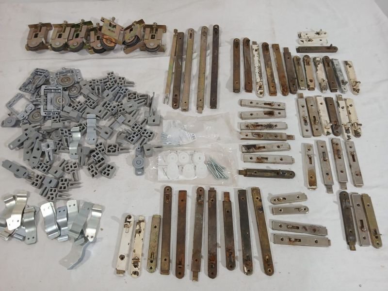 Lote de Accesorios para Placares: Ruedas, Pasadores y Separadores