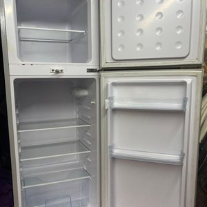 Refrigerador/heladera compacto de dos puertas de la marca Queen - imagen 4