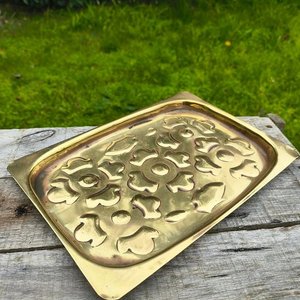 Lote siguiente: Bandeja Decorativa de Bronce con Diseño Floral