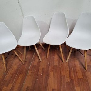 Juego de 4 Sillas Blancas Modernas con Patas de Madera - imagen 3