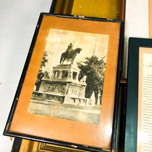 Lote de Cinco Cuadros: Óleo y Láminas con Motivos Ecuestres y Monumentales - imagen 4