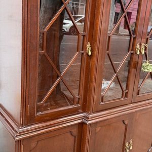 Gran Aparador Inglés de Madera Oscura con Puertas y Estantes - imagen 6