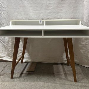 Escritorio Blanco Moderno de MDF con Reparticiones y Patas de Madera - imagen 2