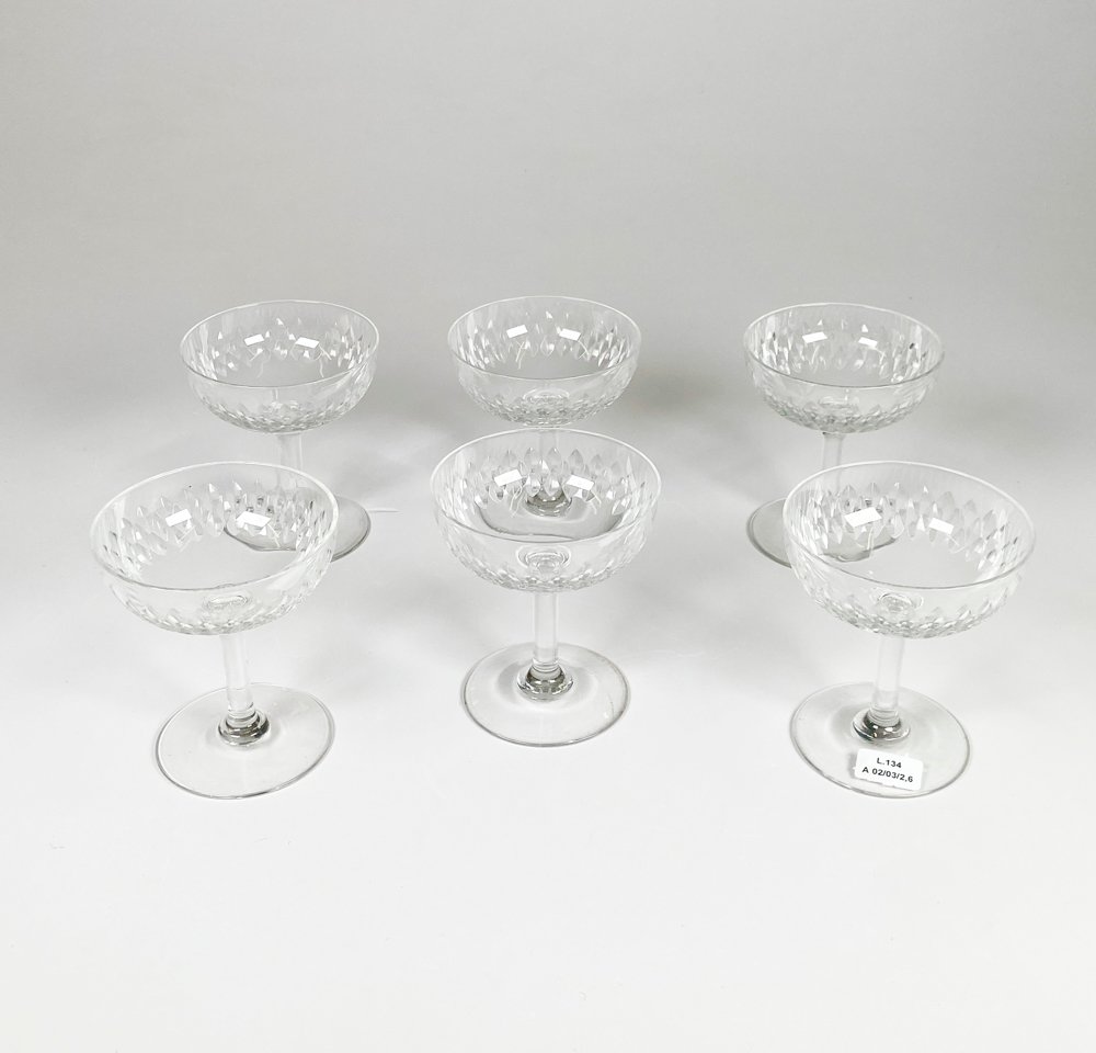 Lote siguiente: Copas de cristal para champán, talladas y elegantes