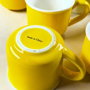 Juego de 18 Piezas: Tazas Florales, Pocillos Amarillos y Copas Hialinas - imagen 4