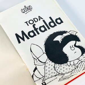 Todo Mafalda de Quino: Tomo Completo con Tapa Amarilla y Naranja - imagen 2