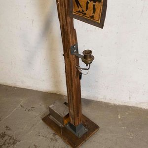 Lámpara de Pie Rústica de Madera y Metal con Detalle Decorativo - imagen 3