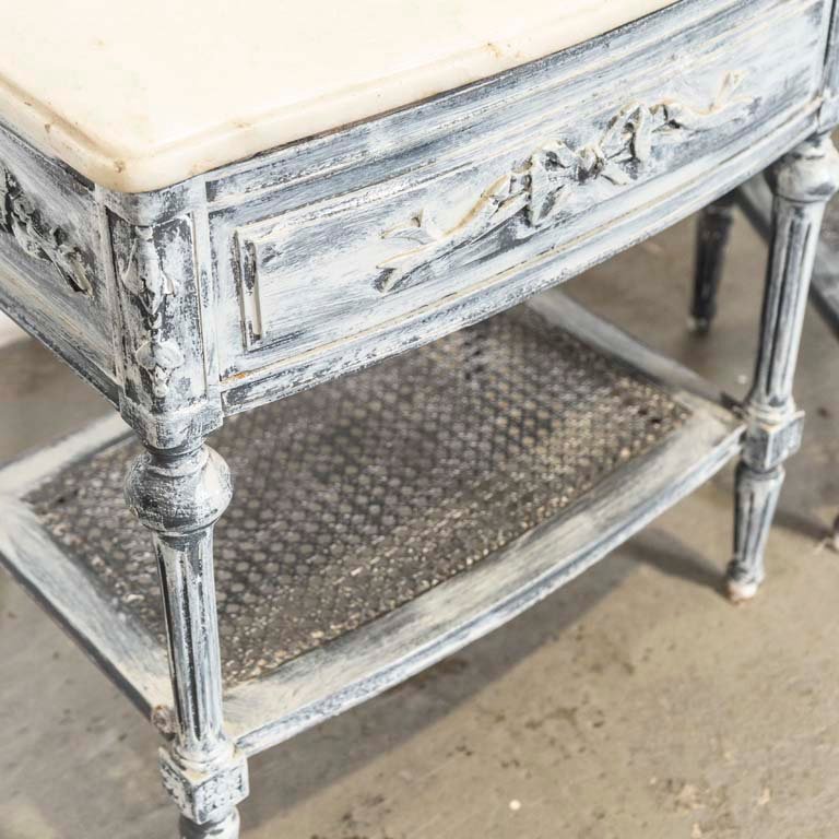Mesitas de luz Luis XVI con tapa de mármol y detalles decorativos - imagen 2
