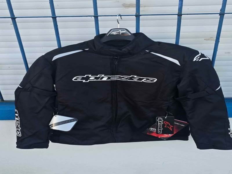 Campera de Moto Negra con Protecciones y Logo Alpinestars