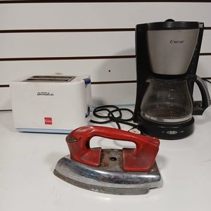Lote siguiente: Cafetera Eterna, Plancha a Vapor y Tostadora Brindis - Lote de 3 Electrodomésticos