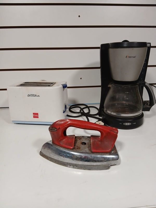 Cafetera Eterna, Plancha a Vapor y Tostadora Brindis - Lote de 3 Electrodomésticos