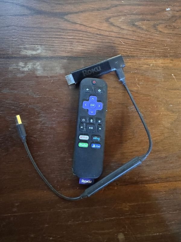 Dispositivo de streaming Roku con cables