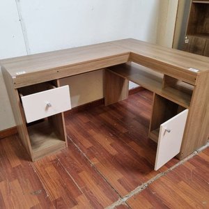 Escritorio Esquinero Moderno en Madera Clara y Oscura con Cajón y Puerta - imagen 3