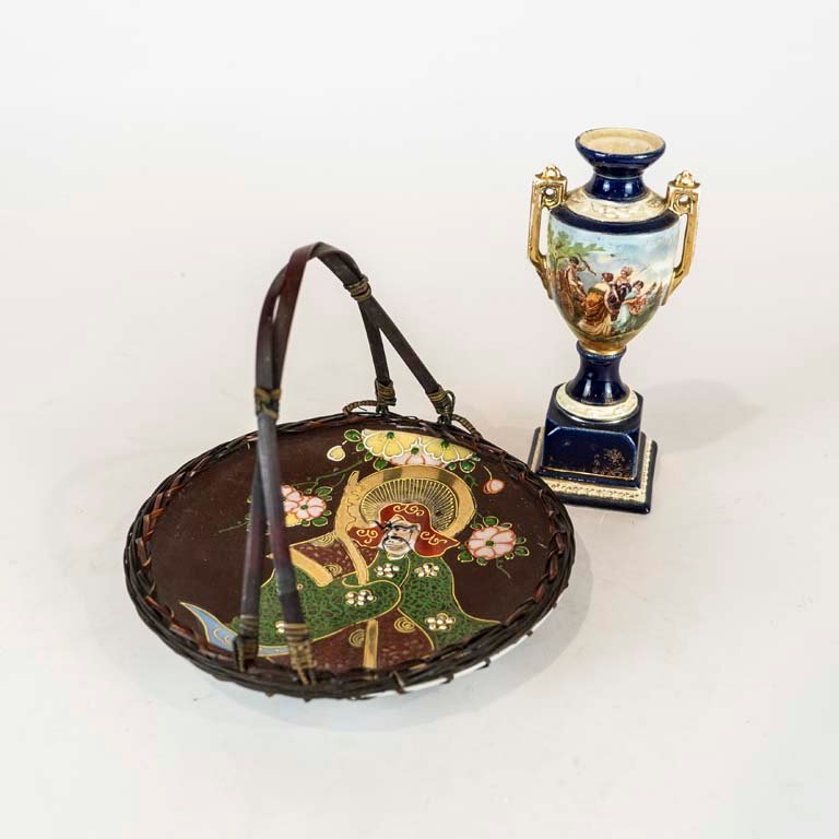 Lote siguiente: Anforita de cerámica checa y plato de loza de metal con mimbre