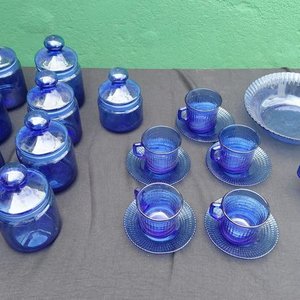 Lote siguiente: Juego de Tazas y Frascos de Vidrio Azul
