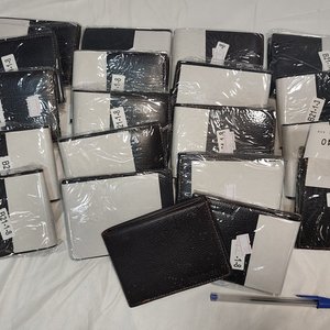 Lote de 20 Billeteras Marrones y Negras de Eco Cuero - imagen 5