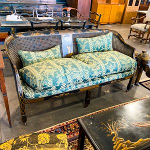 Lote siguiente: Sofá de Estilo Oriental con Detalles en Caña y Cojines Estampados