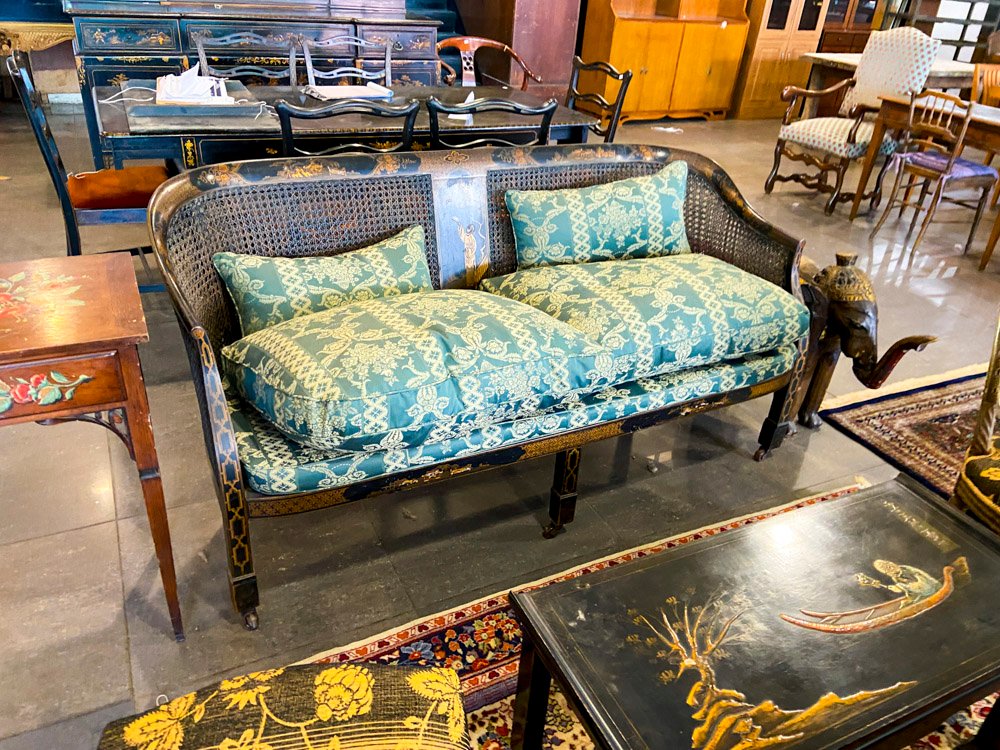 Sofá de Estilo Oriental con Detalles en Caña y Cojines Estampados