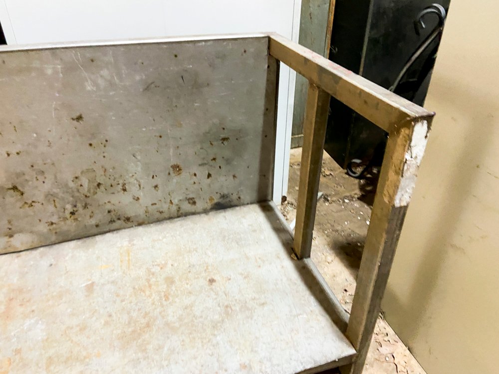 Caja de madera y estantería metálica - imagen 3