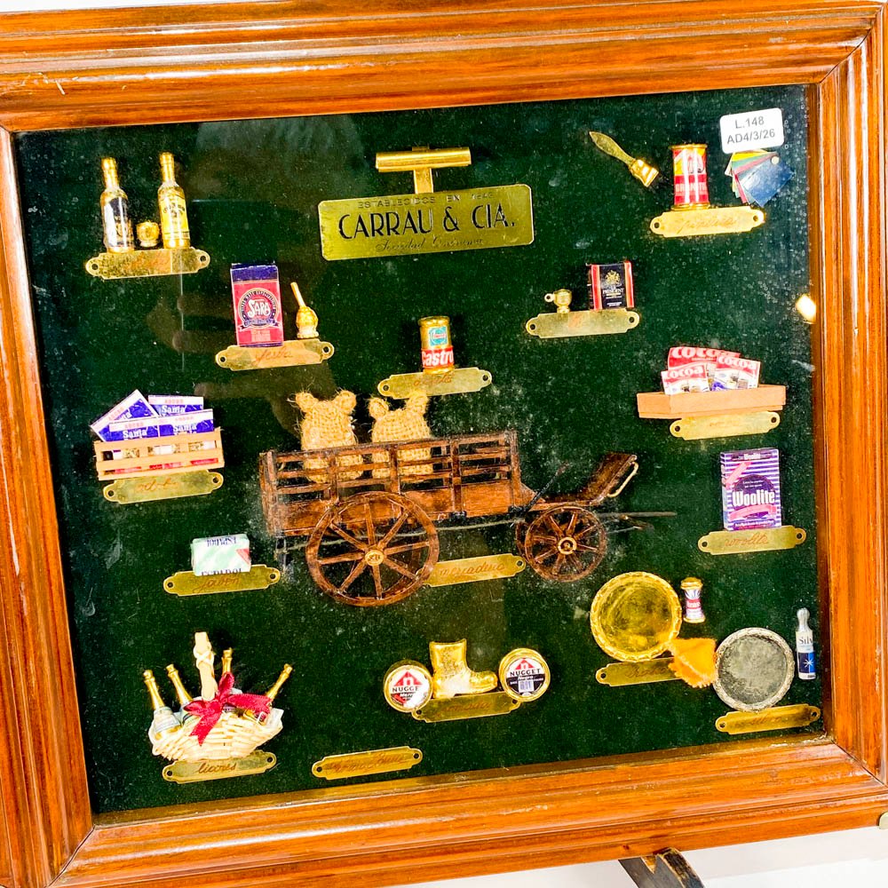 Cuadro decorativo con objetos varios - imagen 2