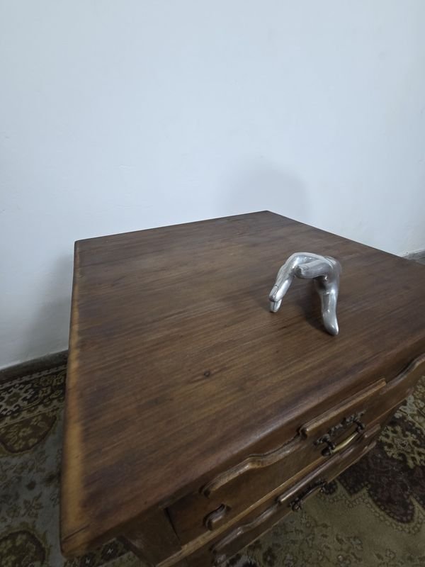 Antigua cajonera de madera con detalles de plata - imagen 4