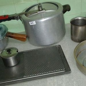 Lote de Utensilios de Cocina: Olla a Presión, Torteras, Tacho, Plancha y Más - imagen 3