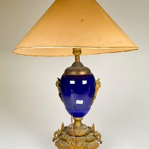 Lámpara de loza azul y bronce, con base labrada ,altura 46 cm con pantalla - imagen 2