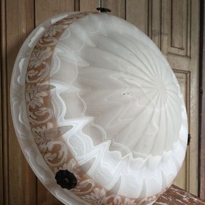 Antiguo Plafón de Vidrio Opalino Vetado con Detalle Decorativo - imagen 2