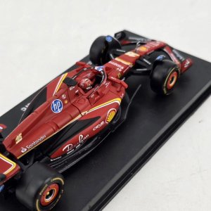 Réplica Ferrari SF24 Charles Leclerc 1:43 Burago con Piloto - imagen 3