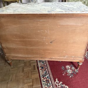 Cómoda Clásica de Madera con Tapa de Mármol y Detalles en Bronce - imagen 6